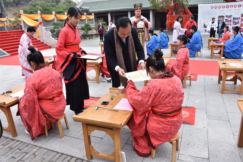 孔廟館長(zhǎng)為營(yíng)員頒發(fā)證書(shū).JPG
