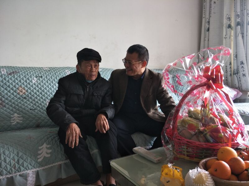 林偉副書記與離休干部親切交談.jpg