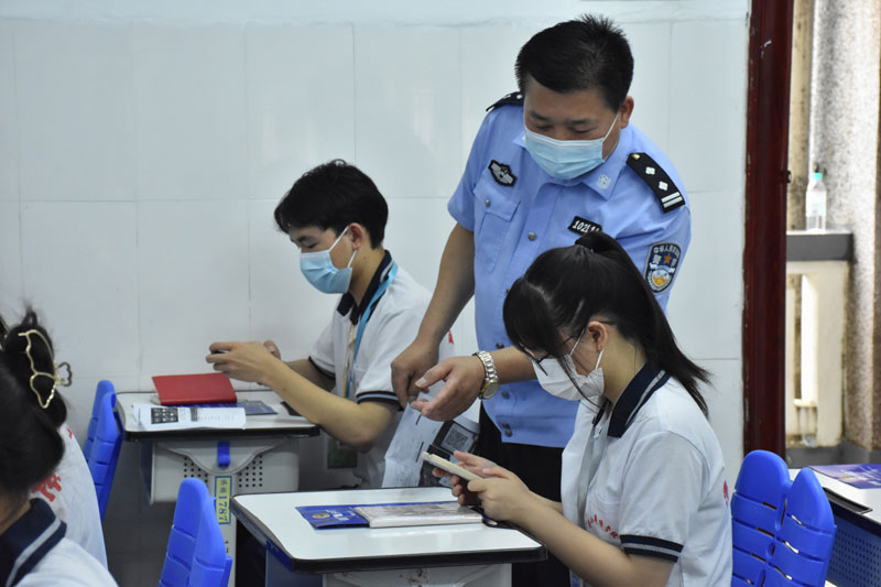 6民警指導(dǎo)學(xué)生安裝使用“國(guó)家反詐中心”App.jpg