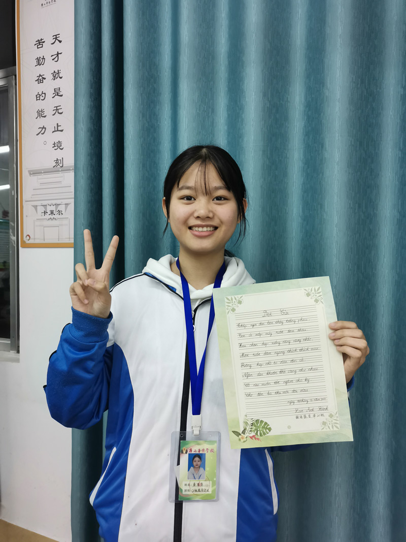 學生展示越南語書法作品.jpg