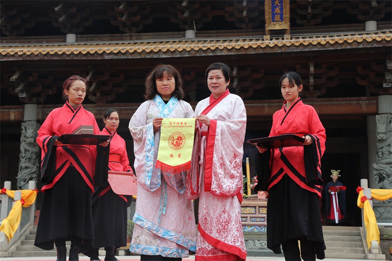 廣西壯族自治區(qū)僑聯(lián)副主席潘偉紅與澳門(mén)福善會(huì)會(huì)長(zhǎng)湯玉嬋互贈(zèng)禮品.JPG 廣西壯族自治區(qū)僑聯(lián)副主席潘偉紅與澳門(mén)福善會(huì)會(huì)長(zhǎng)湯玉嬋互贈(zèng)禮品.JPG