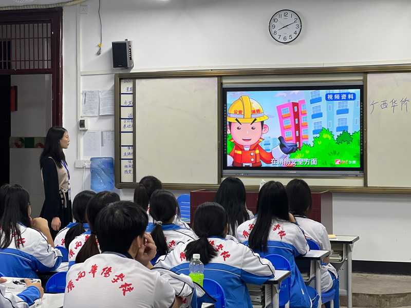 學生觀看消防安全教育視頻.jpg