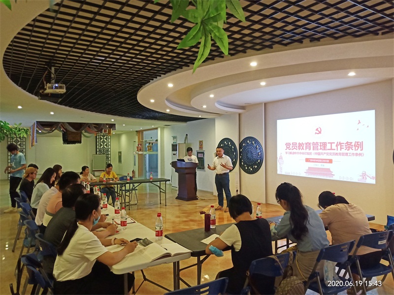 2廣西華僑學校黨委委員羅滿給大家上黨課.jpg 2廣西華僑學校黨委委員羅滿給大家上黨課.jpg