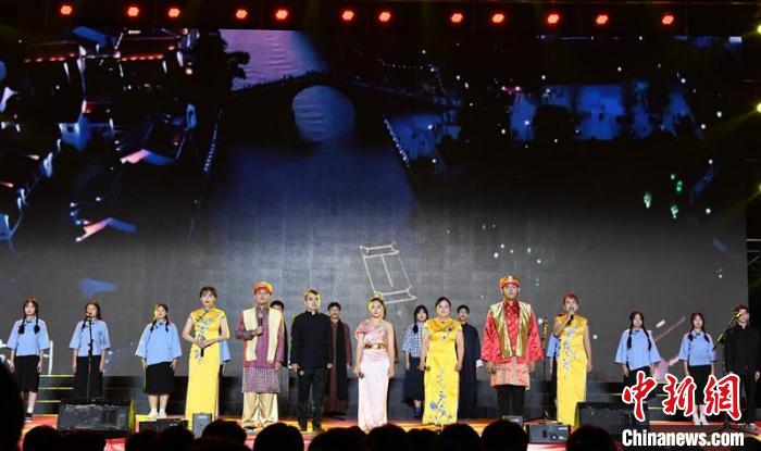 圖為廣西華僑學(xué)校教師與留學(xué)生表演節(jié)目。　林浩 攝