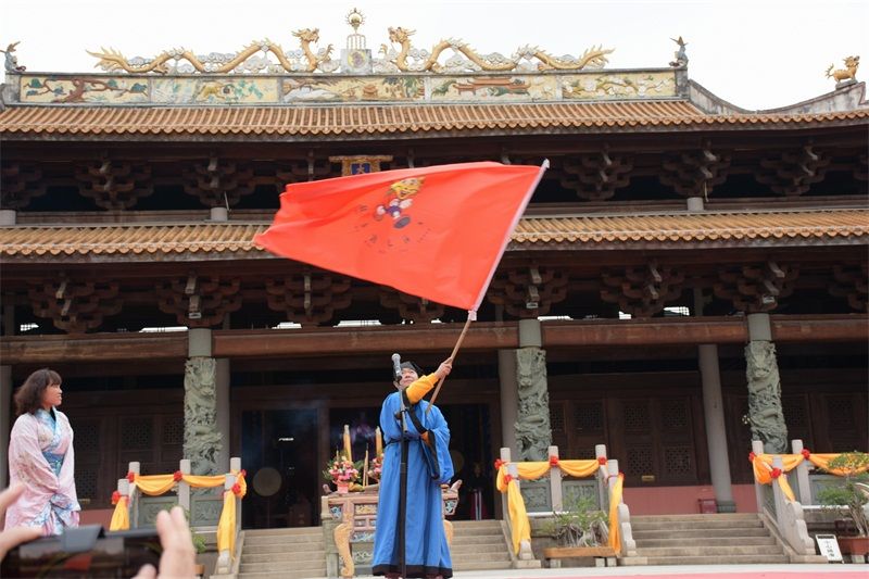 廣西壯族自治區(qū)僑聯(lián)副主席潘偉紅為營(yíng)員授予營(yíng)旗.JPG 廣西壯族自治區(qū)僑聯(lián)副主席潘偉紅為營(yíng)員授予營(yíng)旗.JPG