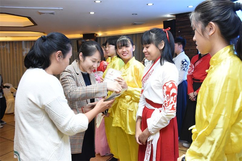 廣西華僑學校黨委委員黃華貞給營員頒發結業證書.JPG 廣西華僑學校黨委委員黃華貞給營員頒發結業證書.JPG