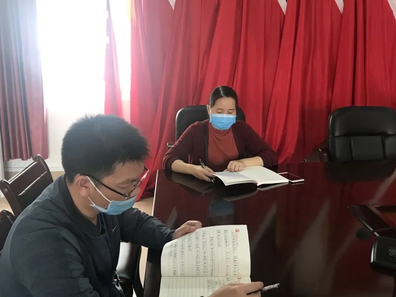 支部黨員認真學習交流.JPG 支部黨員認真學習交流.JPG