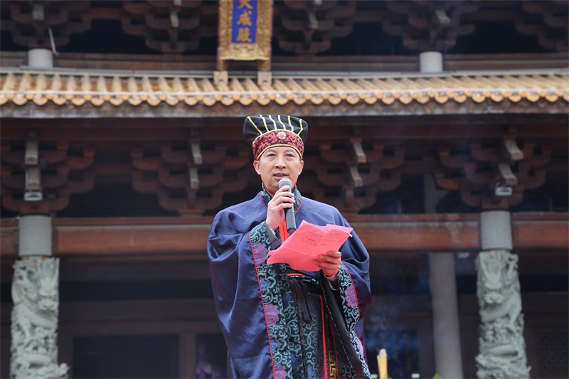 百色市僑聯(lián)副主席梁家迅主持開(kāi)營(yíng)儀式.JPG