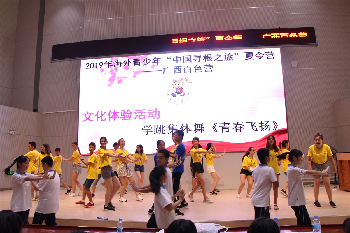 中外學(xué)生齊跳集體舞.jpg 中外學(xué)生齊跳集體舞.jpg