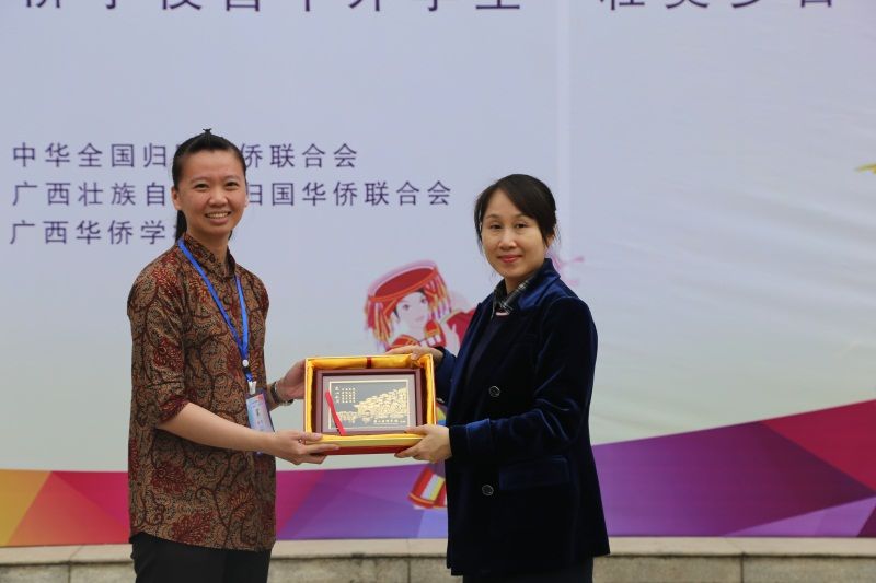 學校黨委委員黃華貞代表廣西華僑學校與雅加達華文播種學校互贈紀念品.jpg