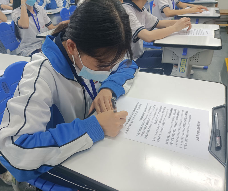 學生正在簽署《合法使用銀行賬戶承諾書》.jpg