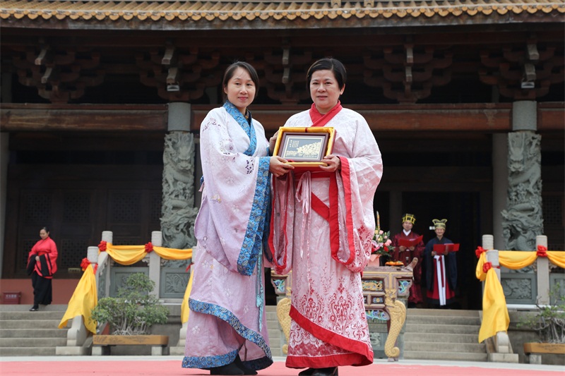 廣西華僑學(xué)校黨委委員黃華貞與澳門(mén)福善會(huì)會(huì)長(zhǎng)湯玉嬋互贈(zèng)禮品.JPG 廣西華僑學(xué)校黨委委員黃華貞與澳門(mén)福善會(huì)會(huì)長(zhǎng)湯玉嬋互贈(zèng)禮品.JPG