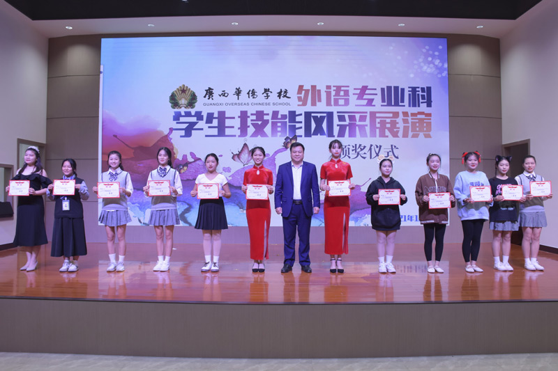 姚遠忠校長(中間)為獲獎學生頒獎.jpg 姚遠忠校長(中間)為獲獎學生頒獎.jpg