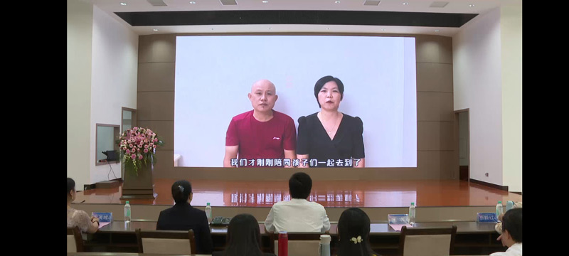 越南籍留學生杜美嬌、杜美欣父母代表畢業生家長發言.jpg 越南籍留學生杜美嬌、杜美欣父母代表畢業生家長發言.jpg
