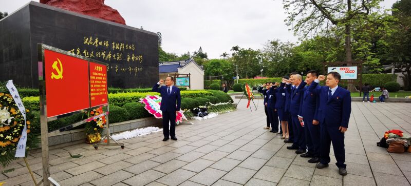 圖2:全體黨員重溫入黨誓詞.jpg