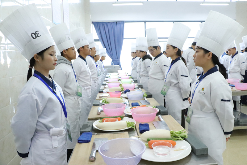 刀工比賽現場,同學們蓄勢待發.jpg