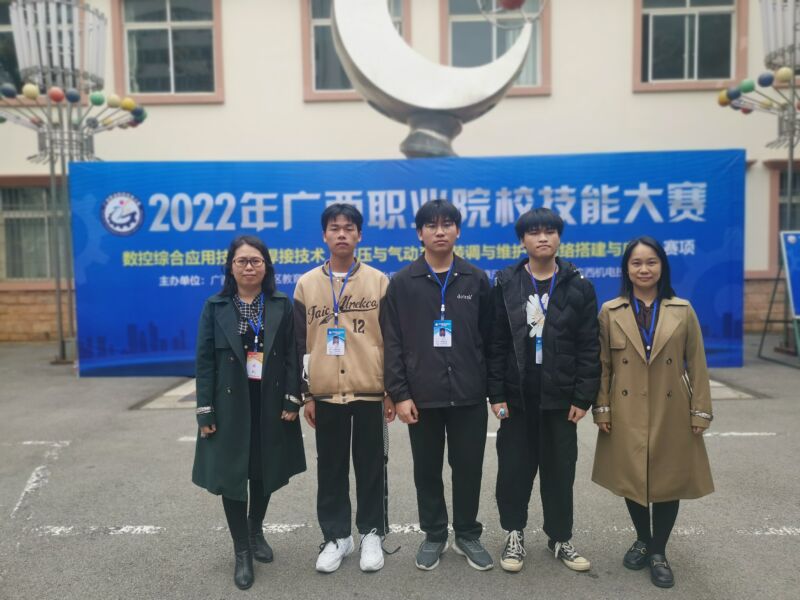 《網(wǎng)絡搭建與應用》指導老師與選手合影.jpg
